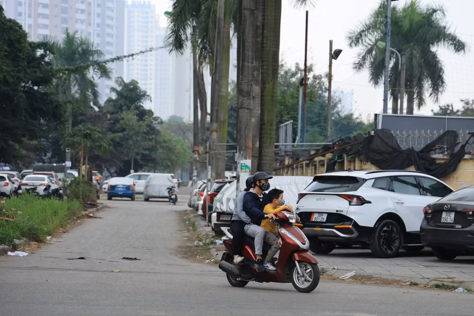 Toàn bộ khu vực vỉa hè, đường đi lại quanh khu dân cư đều được ‘hô biến’ thành bãi gửi xe, ôtô đỗ ngang chiếm hết cả vỉa hè. (Ảnh: Hoài Nam/Vietnam+)