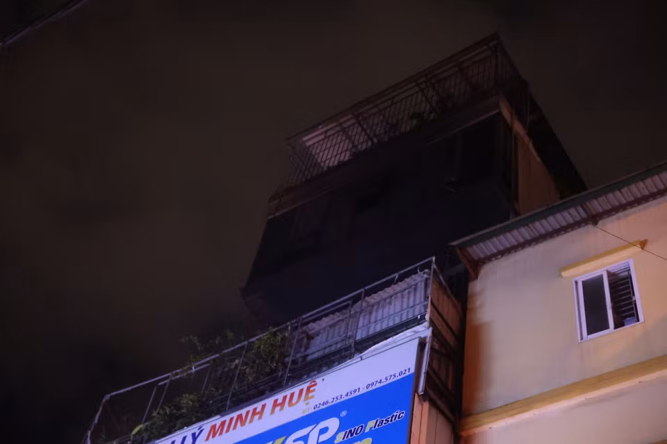 Vì vậy, công tác cứu nạn cứu hộ gặp rất nhiều khó khăn khi có hỏa hoạn xảy ra. Vụ cháy đã gây thương vong về người. (Ảnh: Hoài Nam/Vietnam+)
