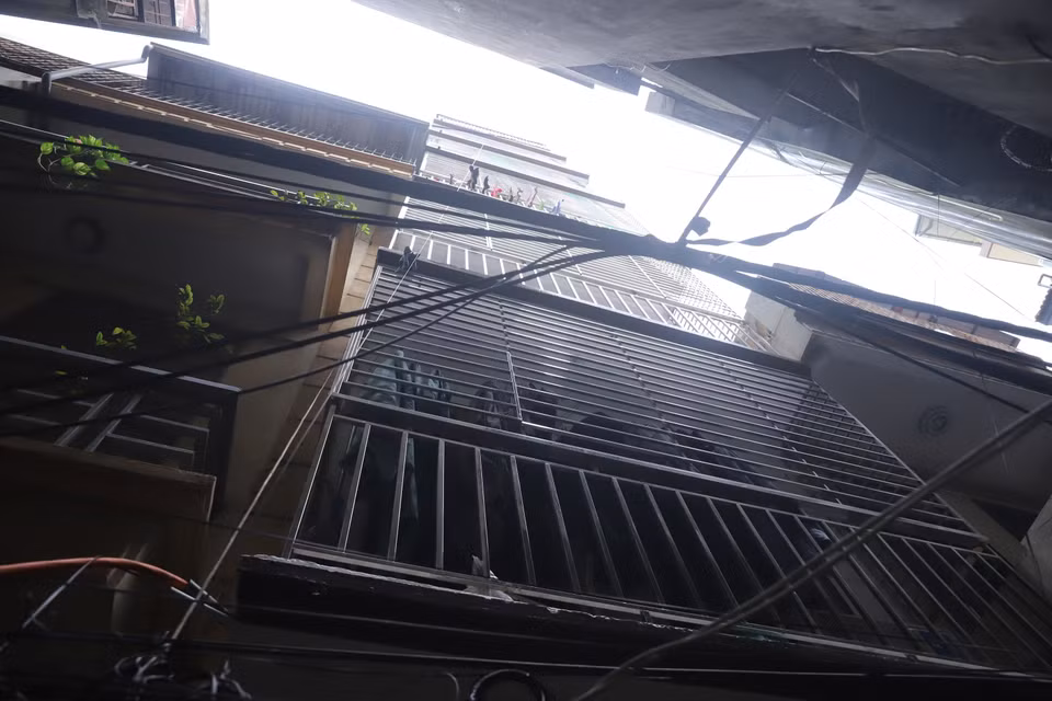 Những ngôi nhà bị bịt kín mít lối thoát ở tất cả các tầng. (Ảnh: Hoài Nam/Vietnam+)