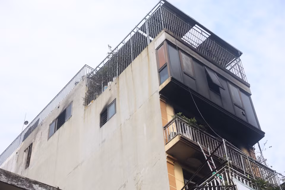 Hiện trường vụ cháy tối 16/6 tại số nhà 207 Định Công Hạ (Hoàng Mai, Hà Nội) là khu nhà ở kết hợp kinh doanh với chuồng cọp bịt kín mặt trước và sân thượng tòa nhà. (Ảnh: Hoài Nam/Vietnam+)