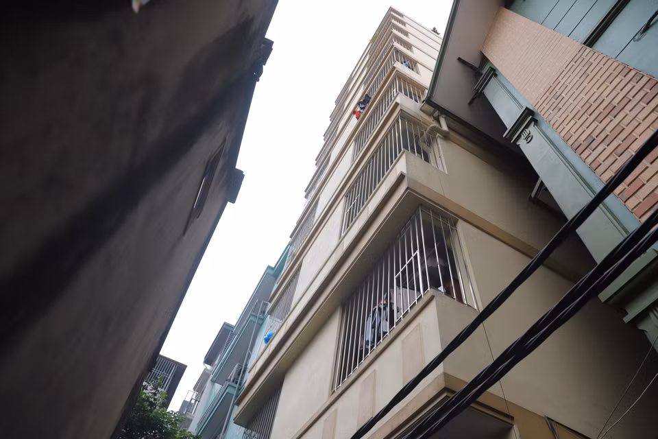 Khu nhà trọ với những 'chuồng cọp' quây kín, cách hiện trường vụ cháy gây tử vong 4 người tối qua chỉ một con sông, nằm sâu trong ngõ 300 Nguyễn Xiển. (Ảnh: Hoài Nam/Vietnam+)