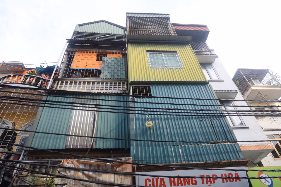 Thậm chí có những nhà bịt kín mít bằng tôn, nếu có hỏa hoạn sẽ rất khó để thoát thân. (Ảnh: Hoài Nam/Vietnam+)