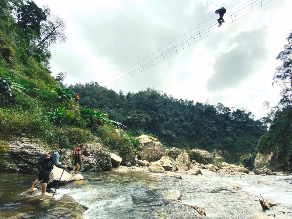 Để đến núi này ở phần Việt Nam, du khách cần xin giấy phép tại Bộ chỉ huy Bộ đội biên phòng tỉnh Lai Châu tại thành phố Lai Châu. Đỉnh núi Pusilung huyền thoại luôn là điểm đến trong mơ của các phượt thủ ưa khám phá. (Ảnh: Đức Hùng/Vietnam+)