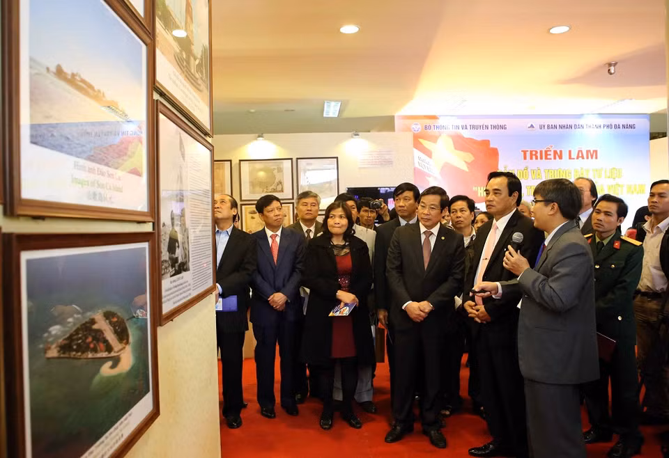 Đây là việc làm có ý nghĩa, nhằm nâng cao nhận thức của người dân về chủ quyền biển đảo thiêng liêng của Tổ Quốc. (Ảnh: Trần Lê Lâm - TTXVN)