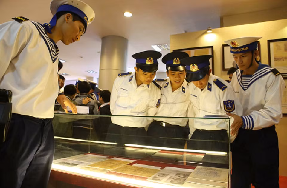 Đây là những bằng chứng lịch sử và pháp lý chứng minh chủ quyền của Việt Nam đối với hai quần đảo Hoàng Sa và Trường Sa trên biển Đông. (Ảnh: Trần Lê Lâm - TTXVN)