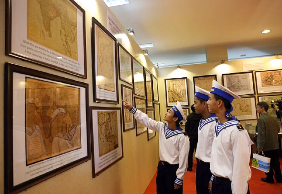 Ngày 19/1/2014, tại Bảo tàng Đà Nẵng, Bộ Thông tin và Truyền thông phối hợp với Ủy ban nhân dân thành phố Đà Nẵng tổ chức khai mạc Triển lãm Bản đồ và trưng bày tư liệu 'Hoàng Sa, Trường Sa là của Việt Nam – Những bằng chứng lịch sử'. (Ảnh: Trần Lê Lâm - TTXVN)