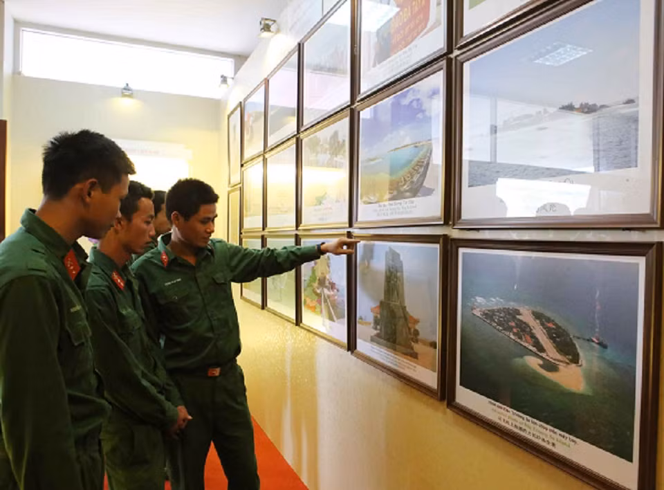 Triển lãm trưng bày gần 150 bản đồ và nhiều tư liệu, văn bản, hiện vật, ấn phẩm được tập hợp từ trước đến nay của các nhà nghiên cứu, học giả trong nước và quốc tế... (Ảnh: Trần Lê Lâm - TTXVN)