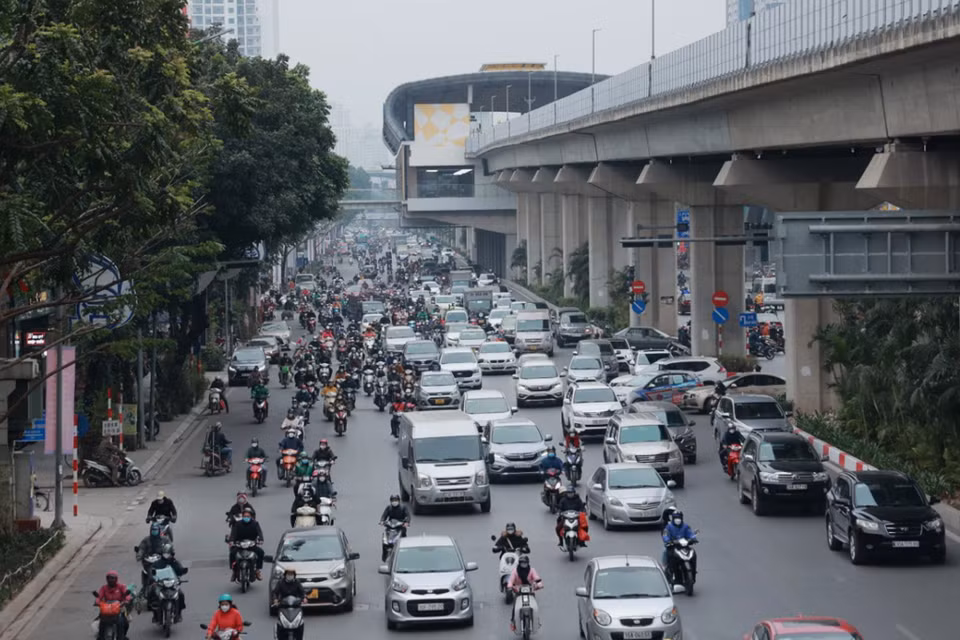 Vào thời điểm 9 giờ sáng ngày 17/1, cửa ngõ Thủ đô và đường phố nội thành đều ghi nhận tình trạng giao thông đông đúc. (Ảnh: Hoài Nam/Vietnam+)