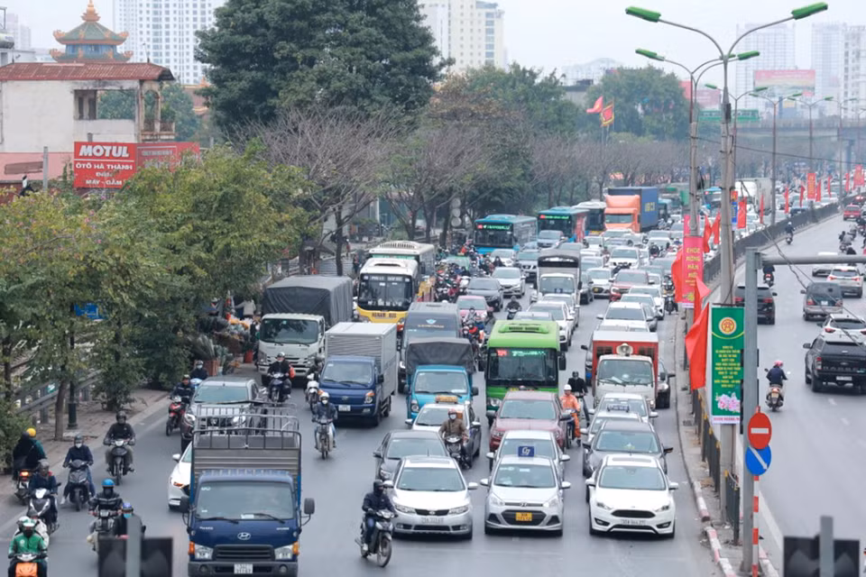 Đường Ngọc Hồi theo hướng về Quốc lộ 1A tại thời điểm 9 giờ 30 phút sáng ghi nhận tình trạng đông đúc. (Ảnh: Hoài Nam/Vietnam+)