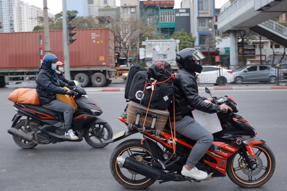 Nhiều người đã 'lỉnh kỉnh' mang theo hành lý để sớm về quê đón Tết. (Ảnh: Hoài Nam/Vietnam+)