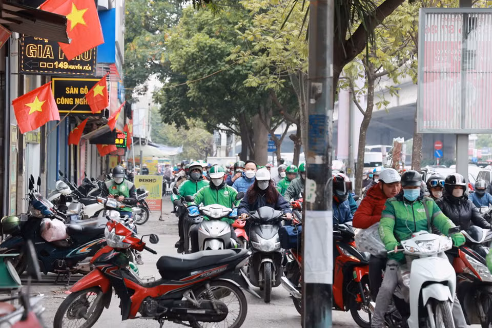 Nhiều người đã điều khiển phương tiện giao thông đi lên vỉa hè để nhanh chóng thoát khỏi tình trạng ùn tắc. (Ảnh: Hoài Nam/Vietnam+)
