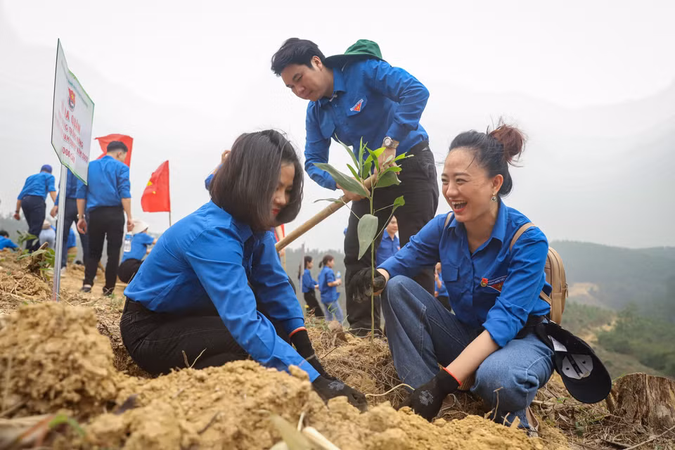 Các Đoàn Thanh niên đến từ khối Doanh nghiệp Trung ương hào hứng tham gia buổi phát động trồng rừng. (Ảnh: Hoài Nam/Vietnam+)