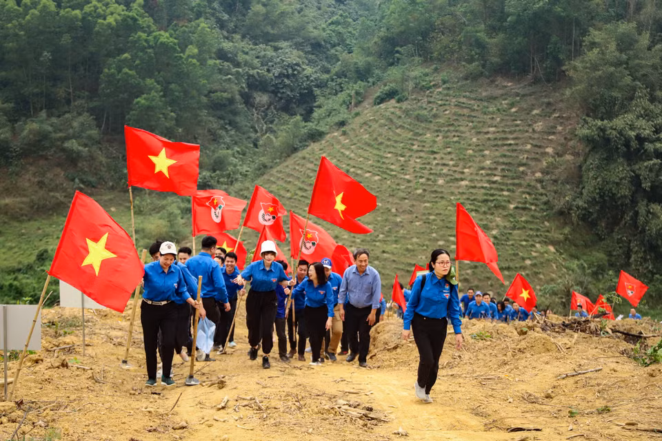Hưởng ứng phong trào tháng thanh niên năm 2023 và hướng tới kỷ niệm 92 năm thành lập Đoàn Thanh niên Cộng sản Hồ Chí Minh, Đoàn Thanh niên khối Doanh nghiệp Trung ương đã phát động trồng rừng vì một Việt Nam xanh. (Ảnh: Hoài Nam/Vietnam+)