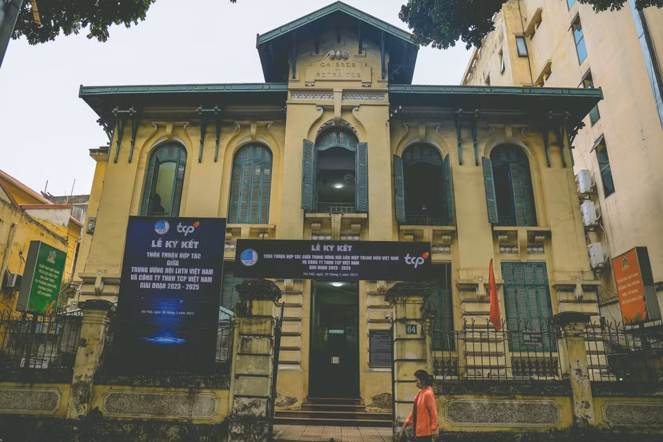 Cách đó không xa là căn biệt thự hầu hết còn giữ được dáng vẻ và kiến trúc ban đầu. Đó là trụ sở Trung ương Hội Liên hiệp Thanh niên Việt Nam tại số 64 Bà Triệu. (Ảnh: Hoài Nam/Vietnam+)