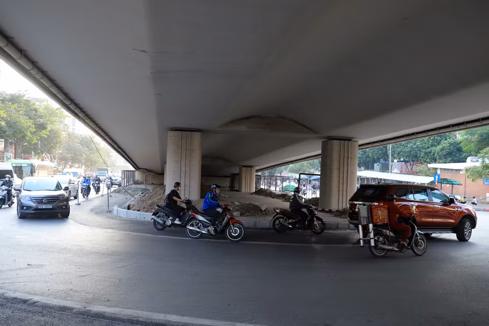 Các phương tiện chiều cao dưới 3,5m được phép lưu thông dưới gầm cầu vượt Ngã Tư Sở. (Ảnh: PV/Vietnam+)