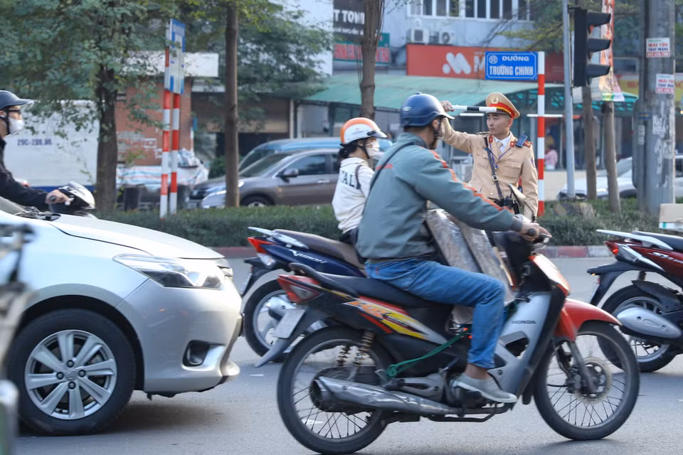 Với các hướng khác, các phương tiện lưu thông qua nút theo hiệu lực của hệ thống đèn tín hiệu giao thông, biển báo, sơn kẻ... và hướng dẫn của người điều khiển giao thông. (Ảnh: PV/Vietnam+)