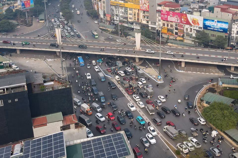 Theo phương án tổ chức mới, Các phương tiện muốn rẽ trái trên đường Láng đi Tây Sơn đi thẳng qua nút và quay đầu tại điểm quay đầu đường Trường Chinh (cách nút giao 760m). (Ảnh: PV/Vietnam+)