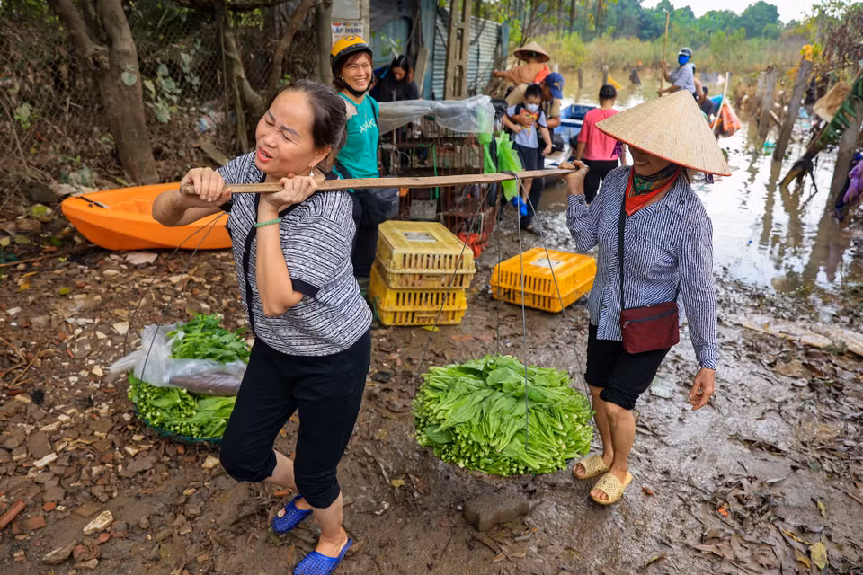 Người dân tại đây cũng cho biết thêm, dù mực nước đã rút so với nhiều ngày trước tuy nhiên tình trạng sinh hoạt bất tiện như hiện tại cũng có thể kéo dài nếu mực nước sông tiếp tục dâng cao. (Ảnh: Hoài Nam/Vietnam+)