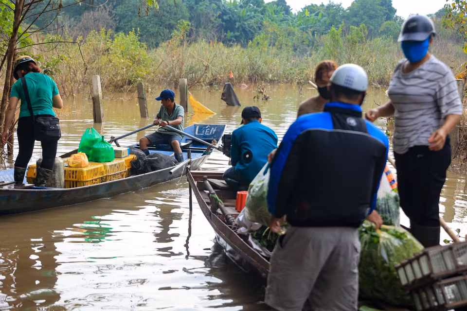 Bên cạnh những nhà có thuyền tự di chuyển, một số người cũng làm dịch vụ chở thuê qua đoạn ngập. (Ảnh: Hoài Nam/Vietnam+)