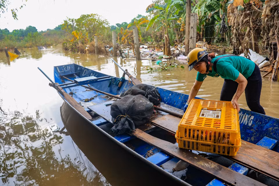 Còn đối với những người buôn bán, việc vận chuyển hàng hóa vô cùng khó khăn. Một số hộ dân kinh doanh nhỏ lẻ nhưng đây là nguồn thu nhập chính của gia đình. (Ảnh: Hoài Nam/Vietnam+)