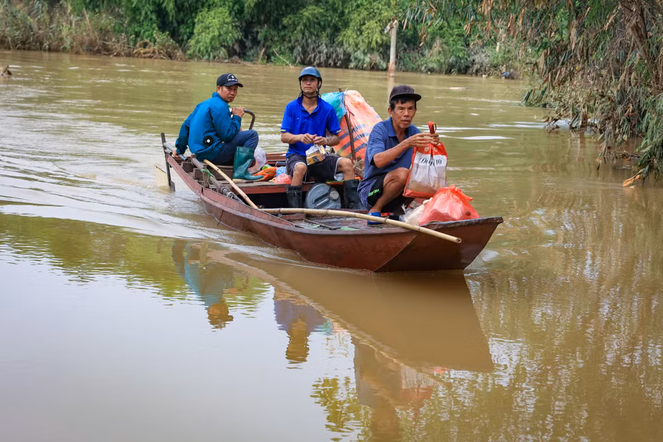 Đã gần một tháng nay sáng nào cũng vậy, ông Toàn (trú tại ngõ 76 An Dương) thức dậy chuẩn bị, kiểm tra máy móc thuyền, loại phương tiện duy nhất giúp người dân khu vực bãi giữa sông Hồng di chuyển khỏi “vùng ngập”. (Ảnh: Hoài Nam/Vietnam+)﻿