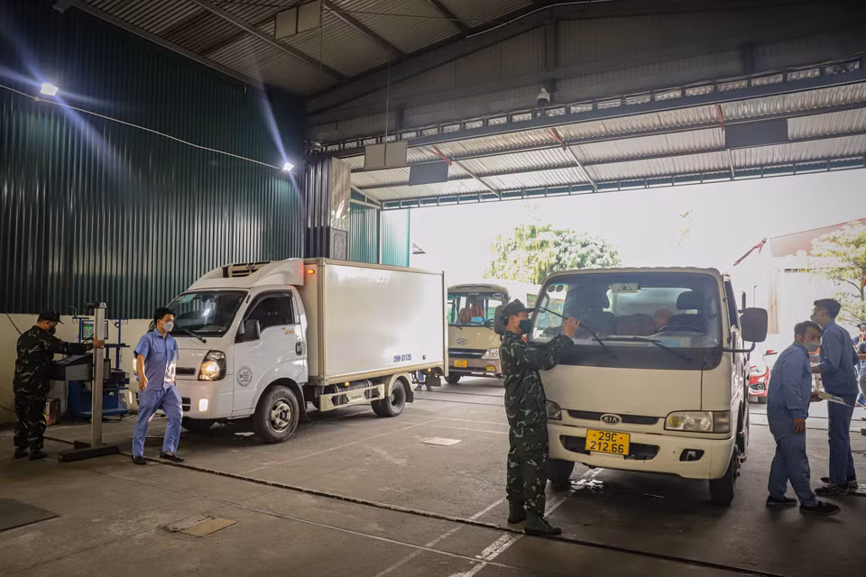 Kể từ hôm nay, 20/3, có 40 kiểm định viên quân sự được điều động hỗ trợ các trung tâm đăng kiểm; trong đó có 30 kiểm định viên chính thức và 10 kiểm định viên dự bị. (Ảnh: Hoài Nam/Vietnam+)