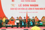 Đại tướng Nguyễn Trọng Nghĩa, Ủy viên Bộ Chính trị, Bí thư Trung ương Đảng, Ủy viên Thường vụ Quân ủy Trung ương, Chủ nhiệm Tổng cục Chính trị Quân đội nhân dân Việt Nam trao Danh hiệu Anh hùng Lực lượng vũ trang nhân dân cho Cục Tuyên huấn. (Ảnh: Trọng Đức/TTXVN)
