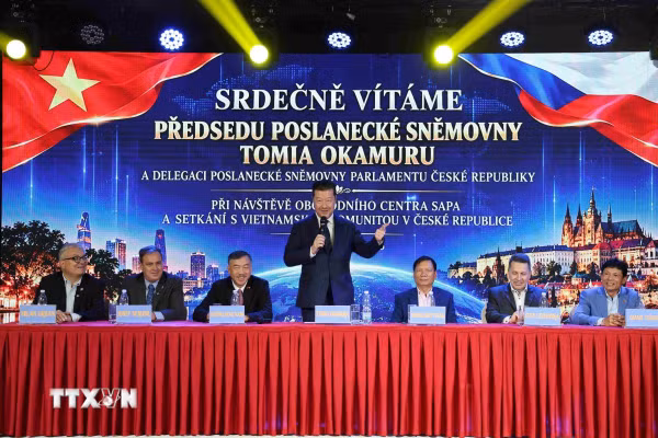 Chủ tịch Hạ viện Cộng hòa Séc thăm cộng đồng người Việt tại Praha
