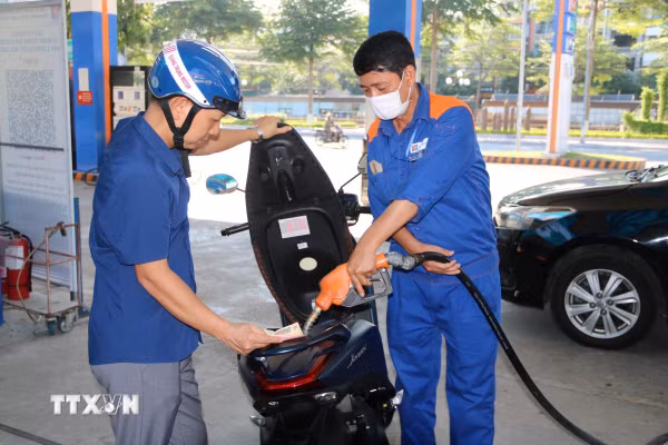 Giá xăng lên ngưỡng 28.254 đồng, dầu diesel giảm còn 29.128 đồng mỗi lít