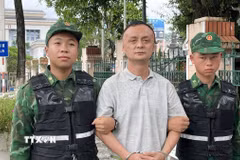 Đối tượng Lưu Trí Quân bị bắt giữ tại khu vực cửa khẩu. (Ảnh: TTXVN phát)