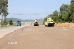 Các nhà thầu huy động thiết bị xe máy triển khai thi công các hạng mục nền đường. (Ảnh: Xuân Triệu/TTXVN)