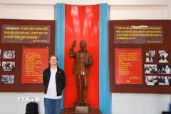 Ông Kyril Whittaker, nhà nghiên cứu người Anh, bên tượng Chủ tịch Hồ Chí Minh. (Ảnh: TTXVN phát)