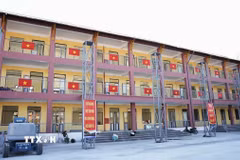 Các dãy phòng học tại Trường Phổ thông nội trú liên cấp Tiểu học và Trung học cơ sở Sơn Vĩ được trang hoàng, chuẩn bị cho lễ khai giảng năm học 2026-2027. (Ảnh: Minh Tâm/TTXVN)