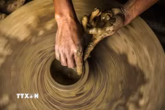 Sản phẩm gốm Bát Tràng lan tỏa giá trị văn hóa truyền thống. (Ảnh: Trọng Đạt/TTXVN)