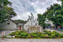 Toàn cảnh tượng đài “Quyết tử để Tổ quốc quyết sinh” tại khuôn viên Di tích quốc gia đền Bà Kiệu. Ảnh: Trung Nguyên - TTXVN