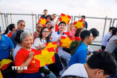Chị Trần Ngọc Thảo Sophie (đeo kính) trong chuyến thăm đảo Trường Sa cùng đoàn kiều bào các nước. (Ảnh: TTXVN phát)