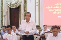 Tiến sỹ, bác sỹ Nguyễn Văn Vĩnh Châu, Phó giám đốc Sở Y tế Thành phố Hồ Chí Minh, báo cáo tình hình nhân lực tại các trạm y tế cấp xã. (Ảnh: Đinh Hằng/TTXVN)