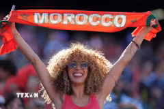 Cổ động viên Maroc cổ vũ đội nhà. (Ảnh: THX/TTXVN phát)