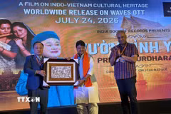 Giáo sư, Tiến sỹ Chu Bảo Quế tặng tranh Đông Hồ cho ông Kailash Vijayvargiya, Bộ trưởng Các vấn đề Nghị viện bang Madhya Pradesh đồng thời là khách mời chính của sự kiện. (Ảnh Ngọc Thúy/TTXVN)