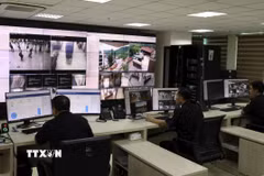 Hải quan khu vực VIII giám sát hoạt động tại các cửa khẩu qua hệ thống camera thông minh. (Ảnh: Đức Hiếu/TTXVN)