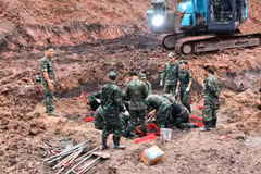 Công tác tìm kiếm, quy tập hài cốt liệt sỹ tại khu vực B, công viên Lê Thị Riêng. (Ảnh: TTXVN phát)