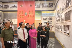 Đại biểu tham quan Nhà tưởng niệm Đại tá, Anh hùng Lực lượng vũ trang nhân dân, liệt sỹ Phạm Ngọc Thảo. (Ảnh: Huỳnh Phúc Hậu/TTXVN)