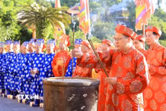 Nghi lễ dâng hương tưởng niệm. (Ảnh: TTXVN phát)
