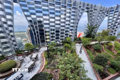 Singapore cho thấy khả năng thích ứng với công nghệ mới không chỉ phụ thuộc vào đầu tư hạ tầng hay ban hành chính sách, mà đòi hỏi phải có cả sự điều chỉnh đồng bộ về thể chế, tổ chức bộ máy, nguồn nhân lực và phương thức hợp tác giữa nhà nước với doanh nghiệp. (Ảnh: Thống Nhất/TTXVN)