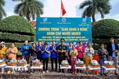Đồn Biên phòng Lai Hòa trao quà cho người nghèo tại chương trình “gian hàng 0 đồng.” (Ảnh: TTXVN phát) 