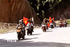 Lá cờ đỏ sao vàng tung bay xuyên suốt chuyến hành trình khám phá vùng Cao nguyên đá Đồng Văn. (Ảnh: Đức Thọ/TTXVN 