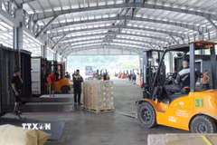 Hoạt động tại khu vực cửa khẩu Chi Ma. (Ảnh: Quang Duy/TTXVN)