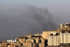 Khói bốc lên sau cuộc không kích do Mỹ-Israel tiến hành nhằm vào thủ đô Tehran, Iran ngày 5/4/2026. (Ảnh: Kyodo/TTXVN phát)