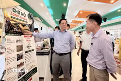 Lãnh đạo tỉnh An Giang tham quan các gian hàng trưng bày sản phẩm OCOP, đặc sản tiêu biểu của các doanh nghiệp. (Ảnh: Thanh Sang/TTXVN)