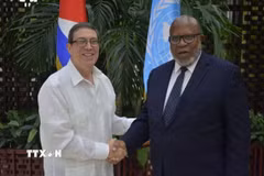 Chủ tịch ĐHĐ LHQ Dennis Francis gặp Bộ trưởng Bộ Ngoại giao Cuba Bruno Rodríguez Parilla (trái). (Ảnh: Mai Phương/TTXVN)